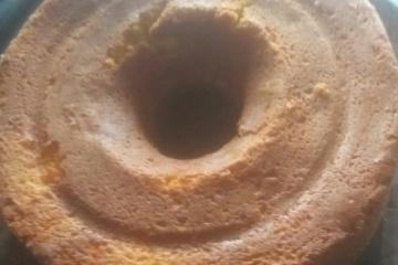 Bolo de cenoura com calda de chocolate