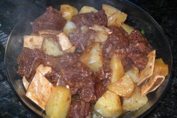 Costela de boi com batatas
