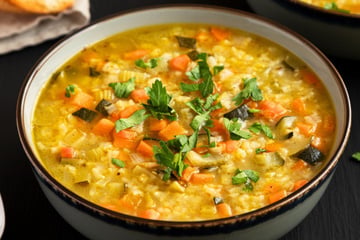 Canja de galinha cremosa com arroz e legumes, simples e reconfortante