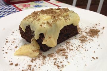 Bolo de Oreo com cobertura de leite em pó