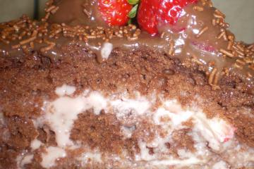 Bolo de chocolate com morango