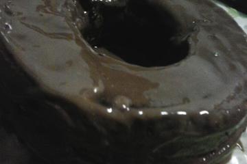 Bolo de melão com calda de chocolate
