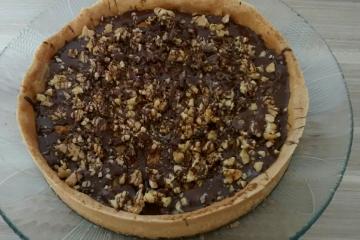 Torta de banana com doce de leite e nozes