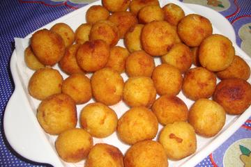 Bolinha de milho com queijo