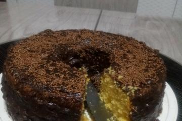 Bolo de milho com cobertura de chocolate