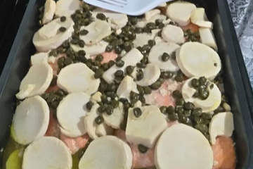 Salmão com alcaparras e palmito