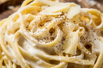 Macarrão fettuccine Alfredo: o segredo para um molho cremoso sem errar na emulsão