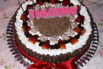 Bolo de chocolate e morango com Twix