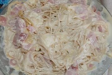 Macarrão ao molho branco com presunto e queijo