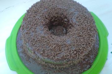 Bolo de chocolate com cobertura de chocolate e recheio de coco