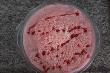 Creme com morango e gelatina