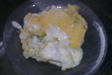 Polenta verde e amarela ao molho branco