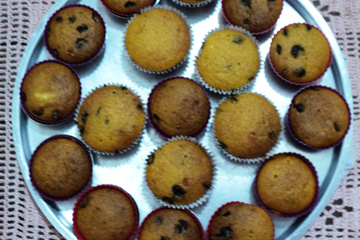Cupcake de cenoura com gotas de chocolate