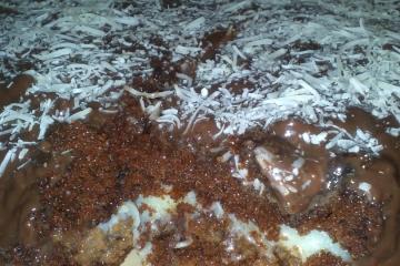 Bolo de chocolate com cobertura de chocolate e recheio de coco