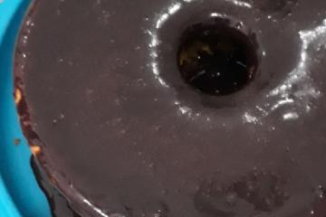 Bolo de cenoura com calda de chocolate