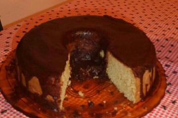Bolo simples de liquidificador com cobertura de chocolate