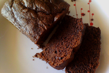 Bolo de chocolate com banana e coco