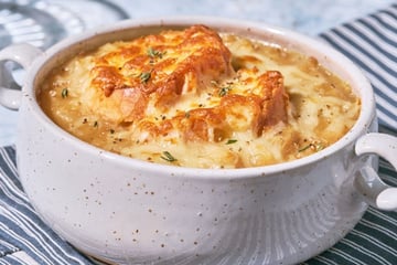 Sopa de cebola francesa: receita cremosa com pão e queijo gratinado