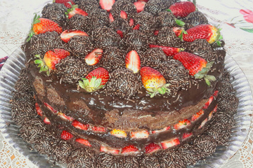 Bolo de chocolate e calda de chocolate