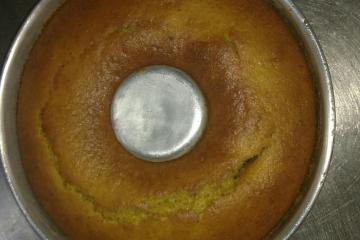 BOLO DE LARANJA SEM OVO - Receita de bolo simples para o café 