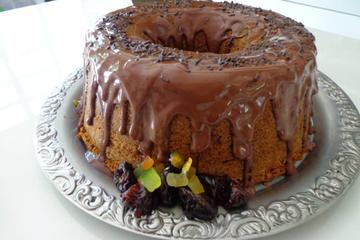 Bolo de frutas com cobertura de chocolate