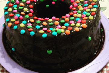 Bolo de chocolate e calda de chocolate