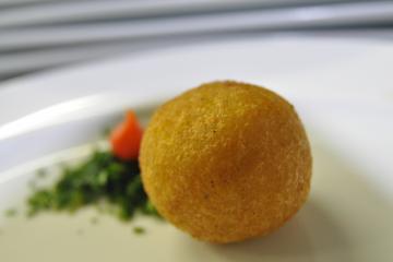 Bolinho de mandioca com recheio de carne seca