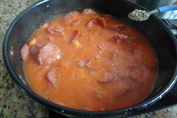 Salsichão ao molho vermelho