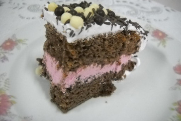 Bolo de chocolate com mousse de danoninho