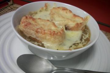 Sopa de cebola gratinada