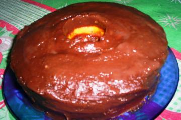 Bolo de cenoura com cobertura de chocolate suave