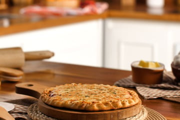 Pizza de pão de alho na frigideira