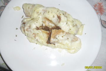 Panqueca de carne desfiada com molho branco