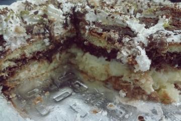 Bolo com recheio de limão e chocolate