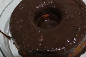 Bolo de cenoura com calda de chocolate