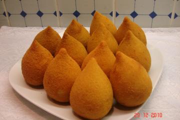 Coxinha com massa de farinha e batata