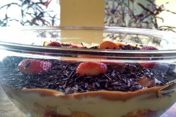Pavê de morango com creme de chocolate