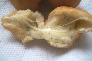 Bolinho de pizza 4 queijos do Marcelo