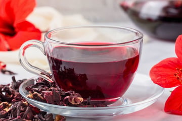 Chá de hibisco com sabor intenso e dica para preparar do jeito certo