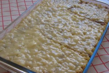 Macarrão ao molho branco e vermelho