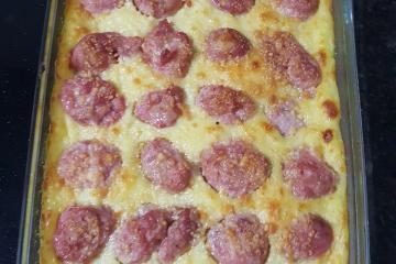 Purê de aipim com linguiça e queijo