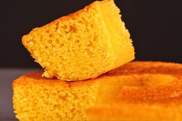 Bolo de fubá de liquidificador cremoso sem trigo e assado na airfryer