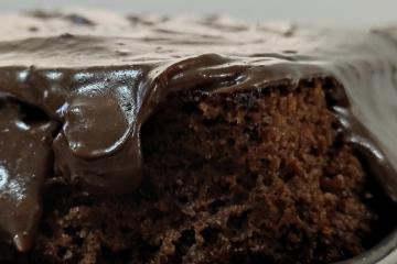 Bolo de chocolate com café - receita super simples e fácil de fazer