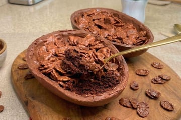 Ovo de Páscoa crunch cake com casquinha crocante e recheio molhadinho