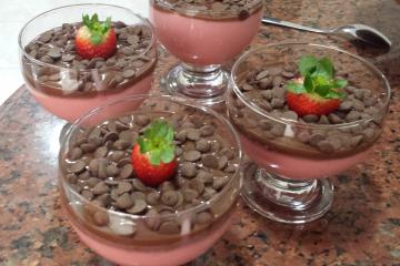 Mousse de morango com cobertura de chocolate