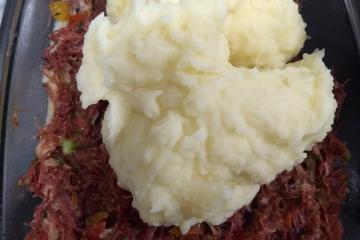 Escondidinho de carne seca com purê de batatas