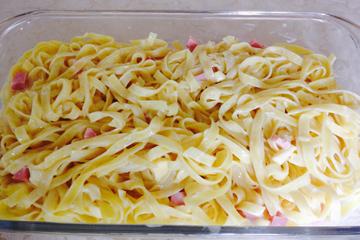 Macarrão ao molho branco com presunto e queijo