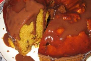 Bolo de cenoura com maçã e gotas de chocolate