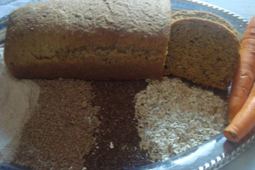 Pão integral caseiro com cenoura e mel