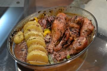 Coxa e sobre coxa de frango assada ao vinho